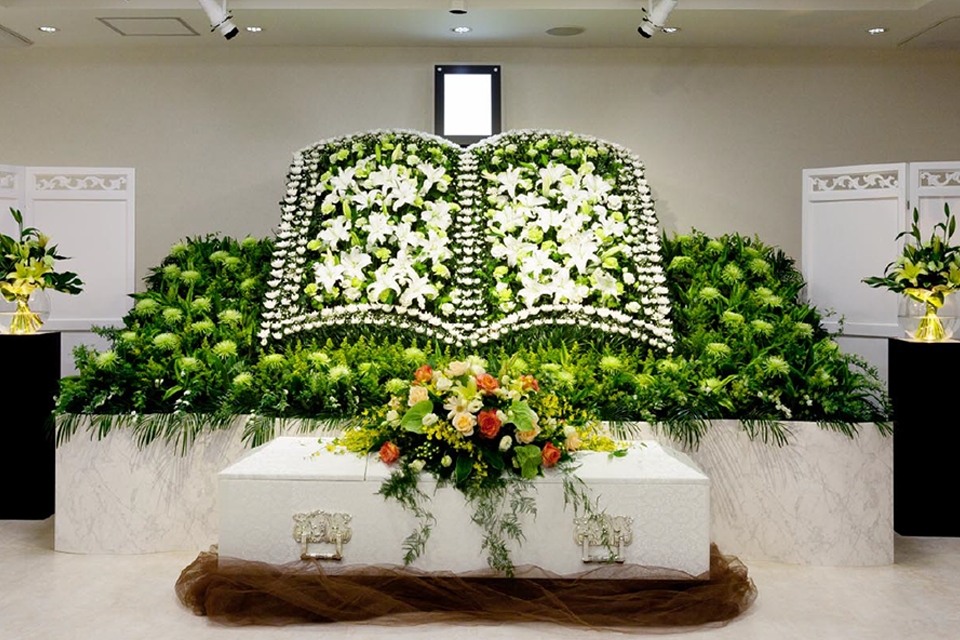多様な様式の葬儀に対応する花祭壇