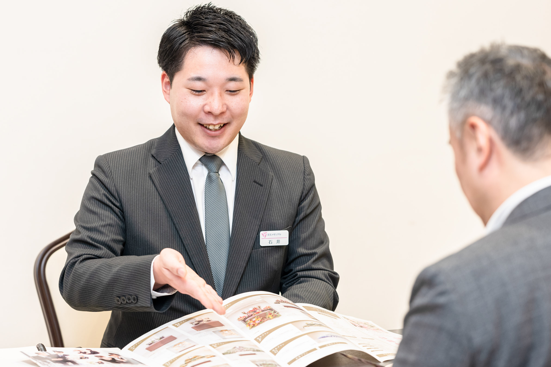スタッフがご遺族に葬儀前後のサポートを説明している様子