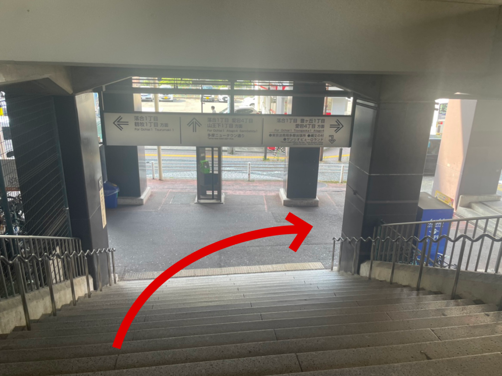 階段を下り、トヨタレンタカー多摩センター駅前店へ向かって横断歩道を渡る