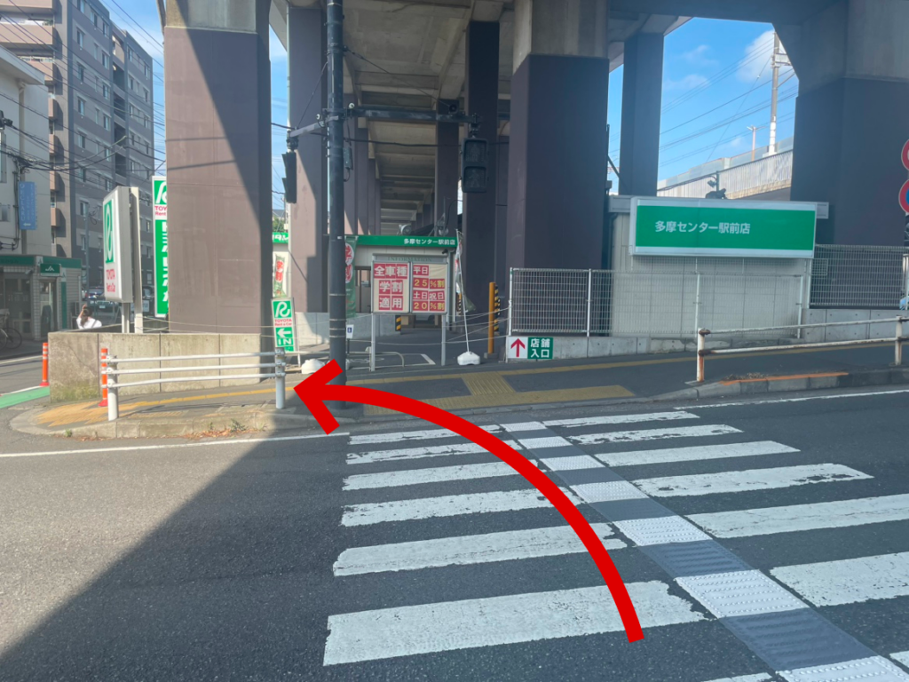 階段を下り、トヨタレンタカー多摩センター駅前店へ向かって横断歩道を渡る