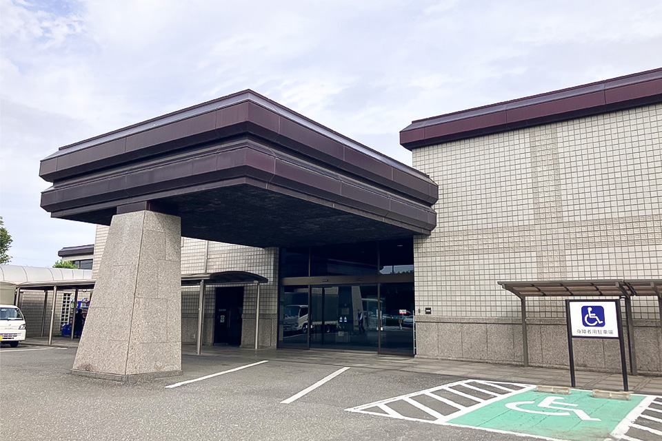 八王子市斎場の外観の別角度の画像